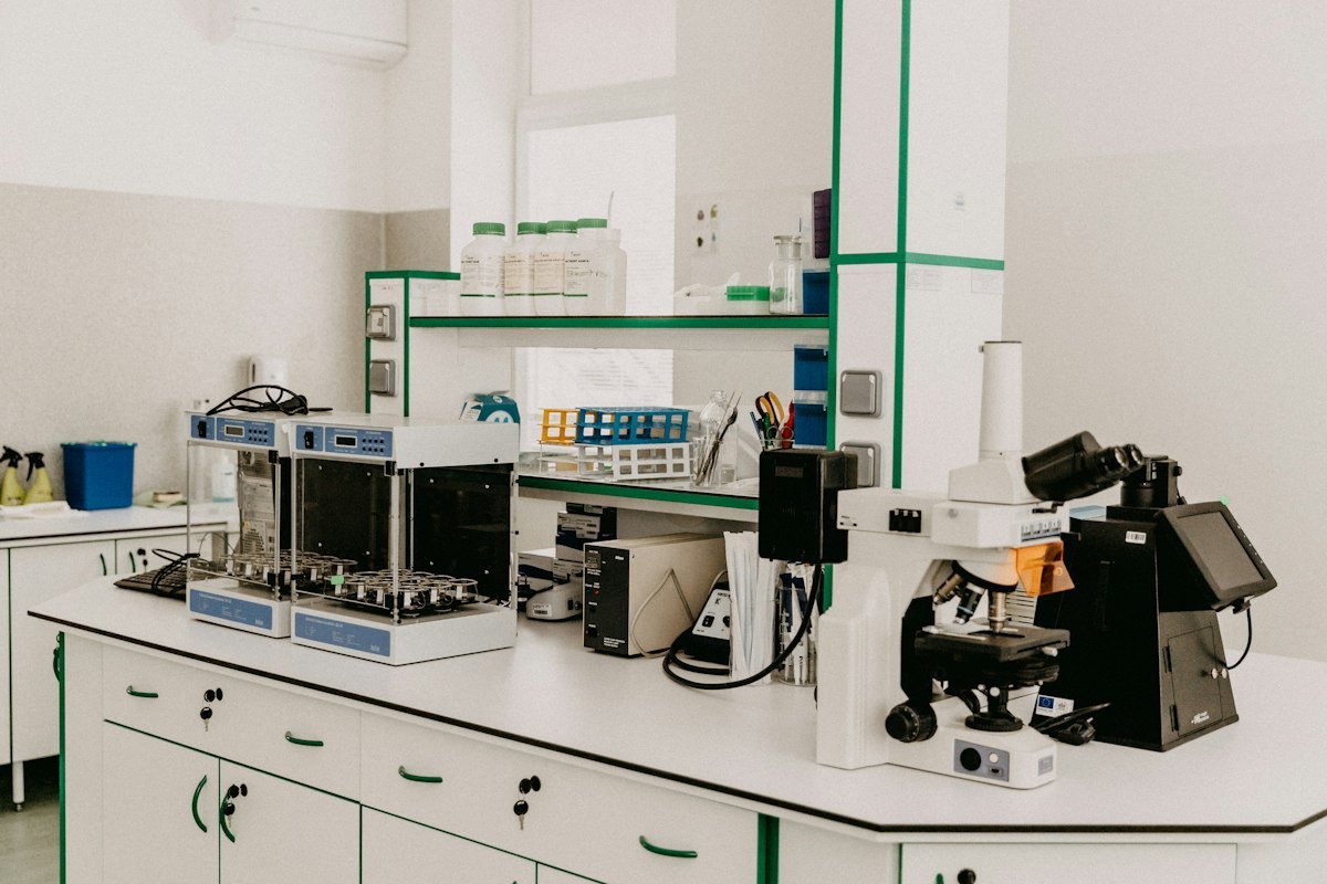 Paillasse de laboratoire équipée pour le contrôle qualité analytique